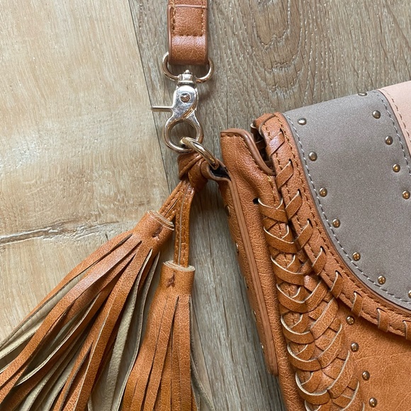 Cognac tan leather saddle bag. Woven Crossbody studded purse with fringe tassels - Picture 3 of 10